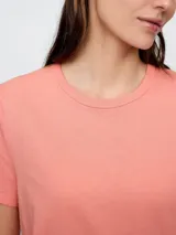 Remera de algodón de corte clásico, con cuello redondo y mangas cortas, en color verde menta.