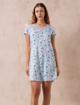 Camisón corto de tejido suave estampado, con cuello redondo y mangas cortas.