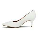 Zapato de tacón alto Vizzano, color blanco, con punta fina y detalle de logo dorado en el lateral.