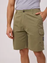 Bermuda cargo color verde oliva, con bolsillos laterales con solapa y botón a presión.