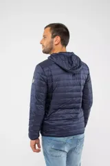 Campera gris acolchada con capucha, cierre frontal y bolsillos laterales con cierre.