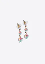 Aros colgantes con tres dijes en forma de lágrima con strass iridiscente y engarce dorado.