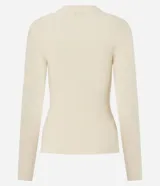 Suéter negro de corte ajustado, confeccionado en punto canalé con diseño de manga larga y cuello alto tipo Perkins. Presenta una textura acanalada que se adapta cómodamente a la silueta.