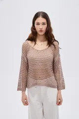 Sweater de algodón color beige, tejido calado, holgado, con escote en V y mangas 3/4.