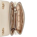 Cartera Guess modelo Daryna II, color blanco, con correa de cadena dorada y asa superior de cuero sintético negro. Tiene cierre con solapa y broche imantado, y logo triangular dorado en el frente.