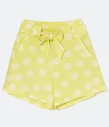 Short recto amarillo con estampado de lunares blancos, cintura alta con cinturón para atar y bolsillos laterales.