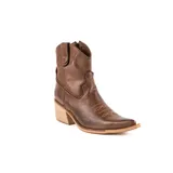 Bota texana de cuero color marrón chocolate, con taco cuadrado de madera, puntera fina y sutiles costuras decorativas en el empeine y laterales.