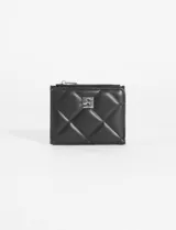 Billetera pequeña de cuero sintético negro con diseño matelaseado de rombos. Cuenta con cierre superior metálico y logo plateado en el frente.