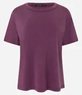 Remera básica de algodón con cuello redondo y mangas cortas, de calce regular y diseño liso. Confeccionada en algodón certificado.