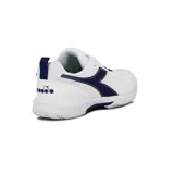 Championes de tenis Diadora modelo Challenge 5 para mujer, color blanco con detalles en azul marino. Poseen capellada con perforaciones laterales para mayor transpirabilidad, cierre de cordones y suela de goma resistente.