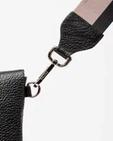 Bandolera color beige con correa ancha de tela negra con el nombre de la marca en blanco.