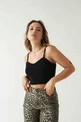 Top tejido de punto color beige, con escote corazón y breteles finos. Presenta una textura acanalada y un corte corto al cuerpo.