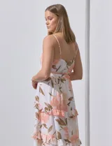Vestido midi de gasa con estampado floral en tonos rosa y marrón. Escote redondo, breteles finos regulables, espalda elastizada y detalles de volados en cintura y ruedo.