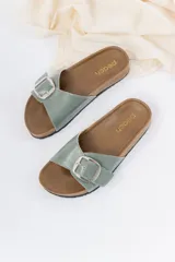 Sandalias de cuero color verde agua, con hebilla metálica ajustable.