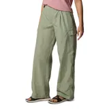 Pantalón de corte recto y estilo cargo en color verde oliva, confeccionado en tejido técnico con tecnología repelente al agua. Presenta cintura elástica con cordón ajustable, bolsillos laterales y aberturas laterales en las perneras para mayor ventilación.