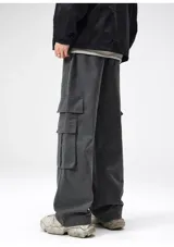 Pantalón cargo ancho de algodón gabardina color beige claro, con cintura elástica y regulable, y múltiples bolsillos cargo con pliegues en las piernas.