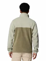 Campera polar Columbia modelo Steens Mountain con cierre frontal completo, cuello alto y bolsillos laterales con cierre. Presenta un diseño de bloques de color en tonos verde claro y verde oliva, con el logo de la marca bordado en el pecho.