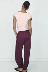 Camiseta negra de corte slim fit, con cuello barco y manga corta.