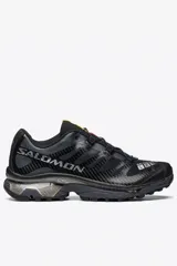 Championes Salomon modelo XT-4, diseñados para trail running, en color negro con detalles técnicos en la estructura y suela de alto agarre.
