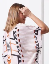 Kimono tejido con estampado de rayas azules y blancas, mangas amplias estilo japonés y terminación de ruedo con borlas azules.