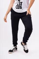 Pantalón de jogging gris con cintura elástica y logo de alas estampado en negro en el muslo.