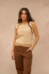 Top de punto sin mangas, con diseño a rayas horizontales en tonos beige y crudo, escote redondo y terminaciones acanaladas.
