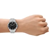 Reloj cronógrafo Emporio Armani modelo Dario con caja de 42 mm y pulsera de acero inoxidable plateado. Presenta una esfera negra con índices plateados, logo de la marca en la parte superior y ventana de fecha en la posición de las 6.