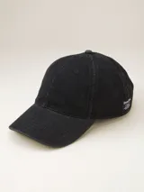 Gorra de béisbol negra de gabardina con visera curva y etiqueta con logo en la parte trasera.
