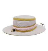 Gorro tipo pescador de color mostaza, con ala ancha, cordón ajustable con ceñidor y tecnología Omni-Wick para absorción de sudor.