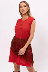 Vestido corto tejido de punto color rojo con hilos dorados, sin mangas y con falda acampanada. Incluye cinturón marrón con flecos.
