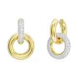Par de aros colgantes con baño de oro, con diseño asimétrico de dos aros entrelazados. Uno de los aros está cubierto de pavé de cristales blancos. Pueden usarse con o sin el aro colgante.