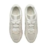 Championes New Balance modelo U204L2SZ en color blanco. Presentan una capellada de ante de primera calidad con superposiciones en relieve y detalles de malla. Incluyen el logotipo N de doble capa en los laterales y una suela de EVA con diseño inspirado en la estética de los años 2000.