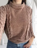 Sweater color camel de punto con cuello alto y mangas largas con diseño de trenzas.