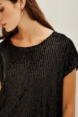 Remera azul marino con lentejuelas verticales, cuello redondo y mangas cortas.