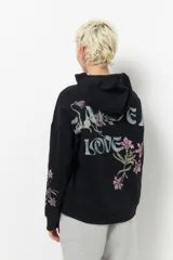 Canguro de algodón color beige con capucha y mangas largas. Estampado frontal con flores rosas y la inscripción "Wild Flowers".