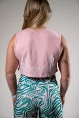 Musculosa deportiva corta color rosa con logo estampado en el pecho.