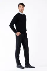 Sweater marrón de punto con cuello en V y mangas largas.