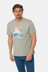 Remera celeste melange de manga corta con cuello redondo y estampa veraniega al frente con motivo de playa y la inscripción "Legacy Sun Coast".