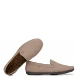 Mocasines Freeway Rutero Duna de color marrón, confeccionados 100% en cuero con costuras visibles hechas a mano. Presentan detalles elásticos en los laterales del empeine, un pequeño aplique metálico con el logo de la marca y suela de goma oscurecida.