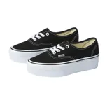 Championes Vans modelo Authentic Stackform, color negro con suela de plataforma blanca. Diseño clásico de lona con cordones blancos y costuras a la vista.