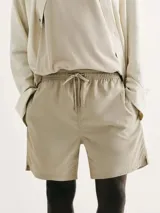 Short de baño color beige con cintura elástica y cordón interno, confeccionado en tejido con textura.