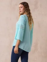 Blusa blanca de gasa bambula, marca Ruby Rd. Cuello a la base y escote en V. Manga ¾ amplia, con aplique en crochet.