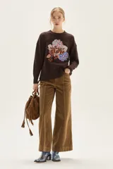 Sweater de tejido de punto color marrón oscuro, con cuello redondo y bordado frontal que incluye texto "Winter Glow" rodeado de motivos florales en tonos azules, rojos y blancos.