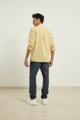 Camisa de lino con cuello mao y cierre frontal parcial con botones. Presenta manga larga y un bolsillo frontal en el pecho.
