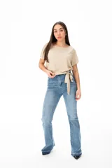 Remera beige de algodón y elastano, con escote redondo y corte a la cintura con lazo lateral.