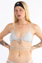 Top de bikini plateado, de corte triangular, forrado y sin relleno. Se ata al cuello y a la espalda con tiras finas.