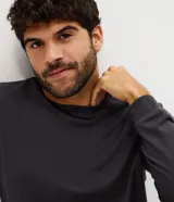 Pijama largo masculino Viko de punto texturizado, compuesto por una remera de manga larga con cuello redondo y un pantalón largo con cintura elástica. Confeccionado en mezcla de poliéster, viscosa y elastano.