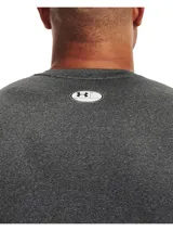 Remera de compresión de manga corta Under Armour, diseñada con tecnología HeatGear para una gestión eficiente del sudor y secado rápido. Presenta un ajuste ceñido al cuerpo, paneles de malla estratégicos para ventilación en axilas y espalda, y mangas raglán híbridas que permiten mayor libertad de movimiento.