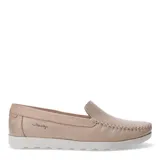Mocasines de cuero color marrón habana, con empeine perforado y costuras decorativas en contraste. Presenta una suela de goma blanca con diseño dentado.