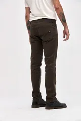 Pantalón de gabardina color marrón, con diseño de cinco bolsillos y corte recto de silueta clásica.